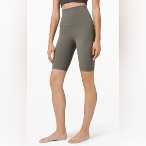 Align 10“ short - green sage - size 6